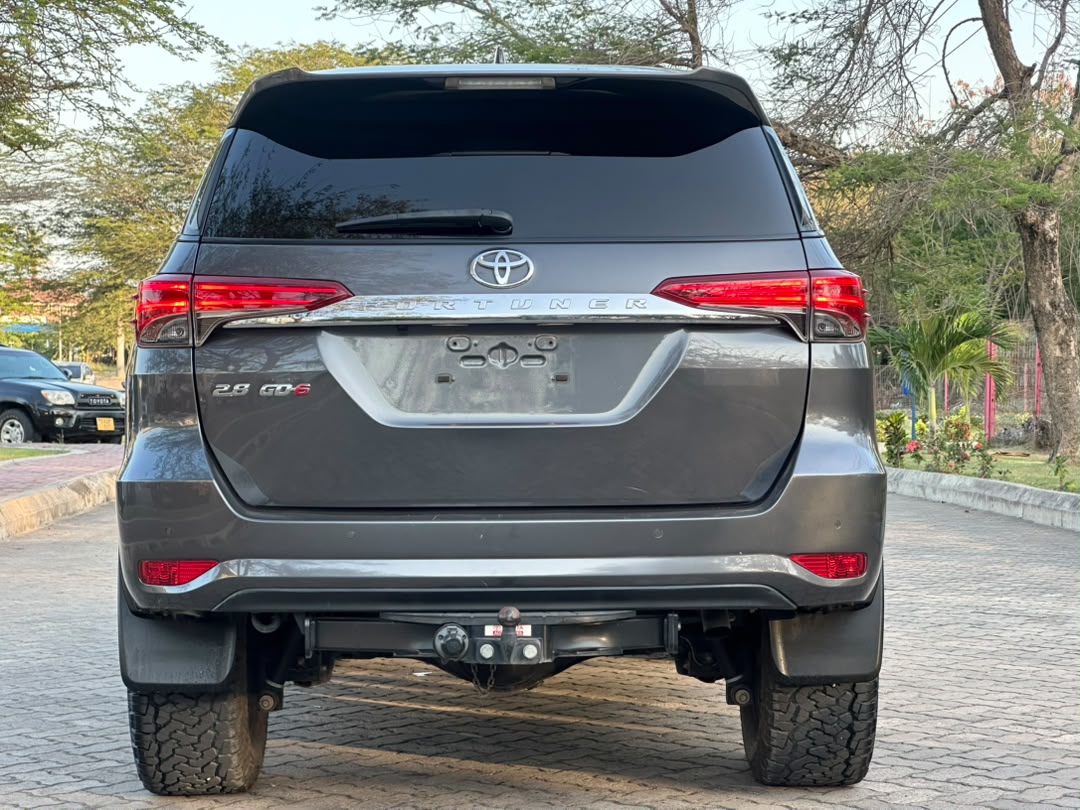 TOYOTA FORTUNER thumbnail 8
